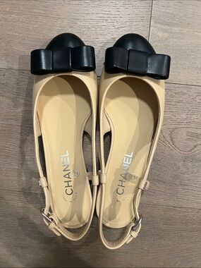 NWT Chanel beige/noir genuine leather slingback flat sandals EU 37